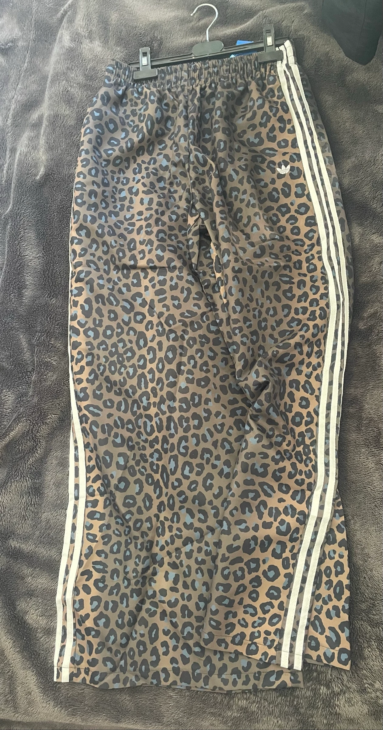 Pantalon adidas motif léopard